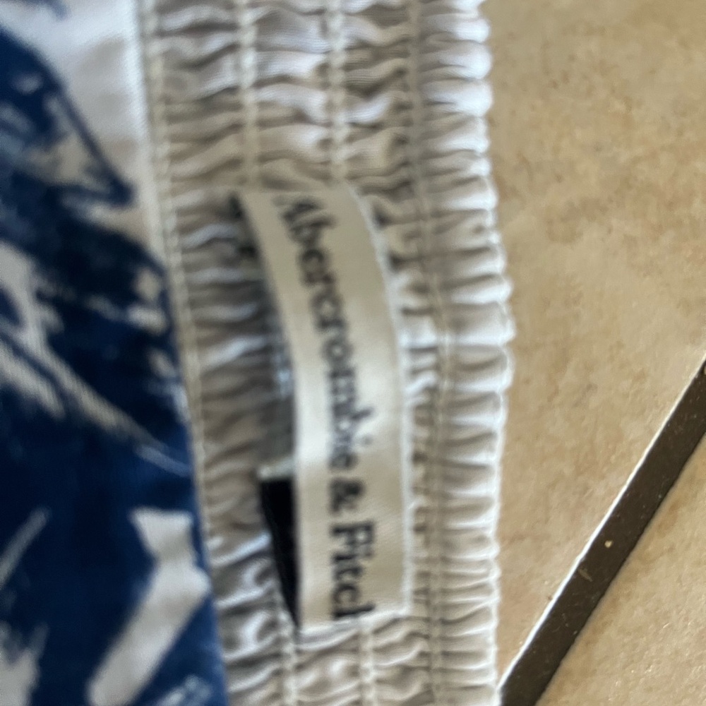 Blue and White Floral Crop Top Abercrombie - Picture 2 of 3